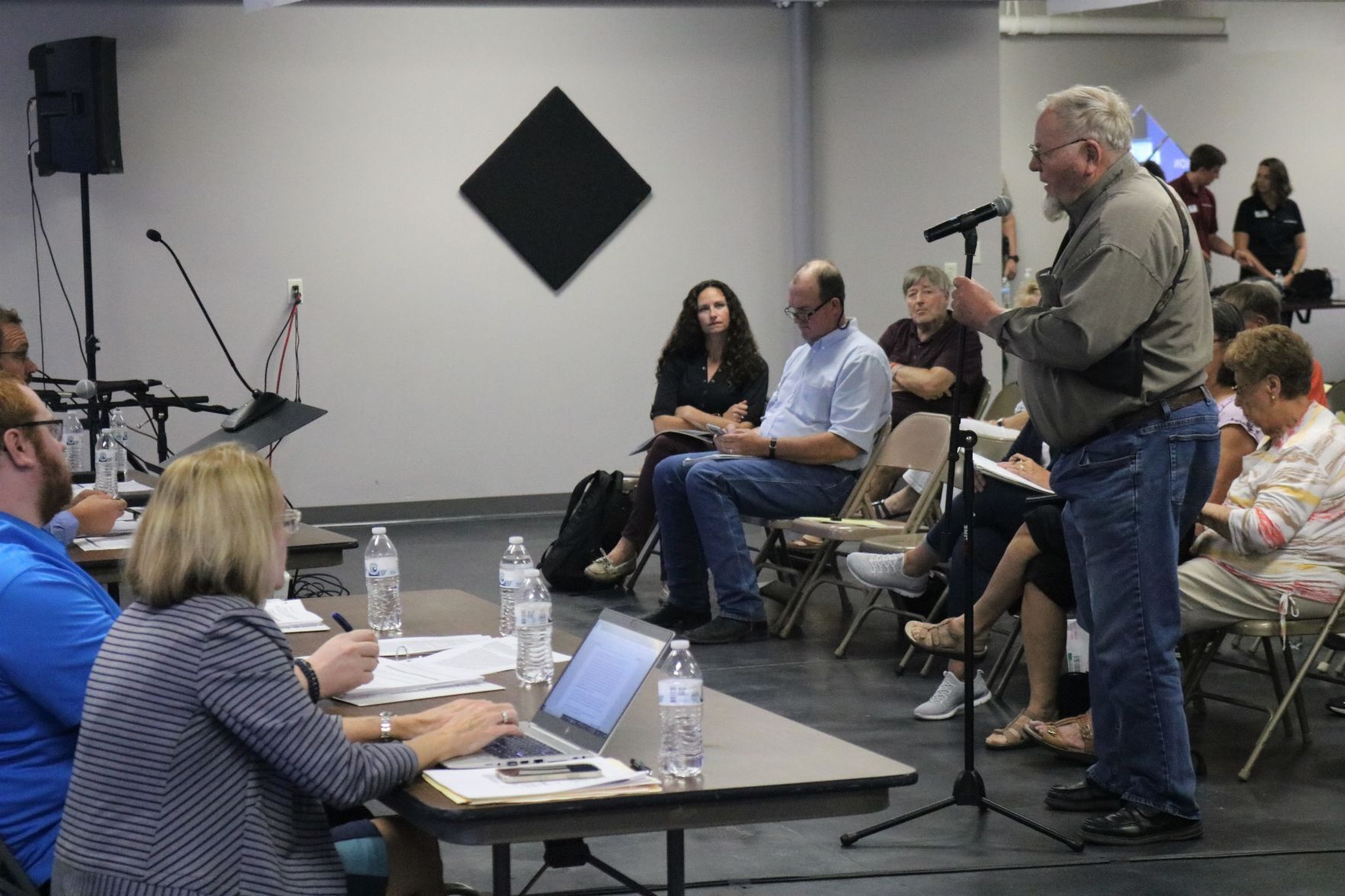 Ken Carlson of Britt questions pipeline company officials while Iowa's Consumer Advocate Jennifer Easler and Iowa Utilities Board staff follow the discussion..JPG